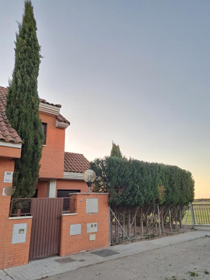 La Casa Del Cipres Villa Aldeamayor de San Martin Екстериор снимка